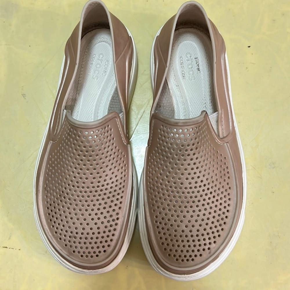 CROCS Children's Slip On Water Shoes Light Pink Size J2